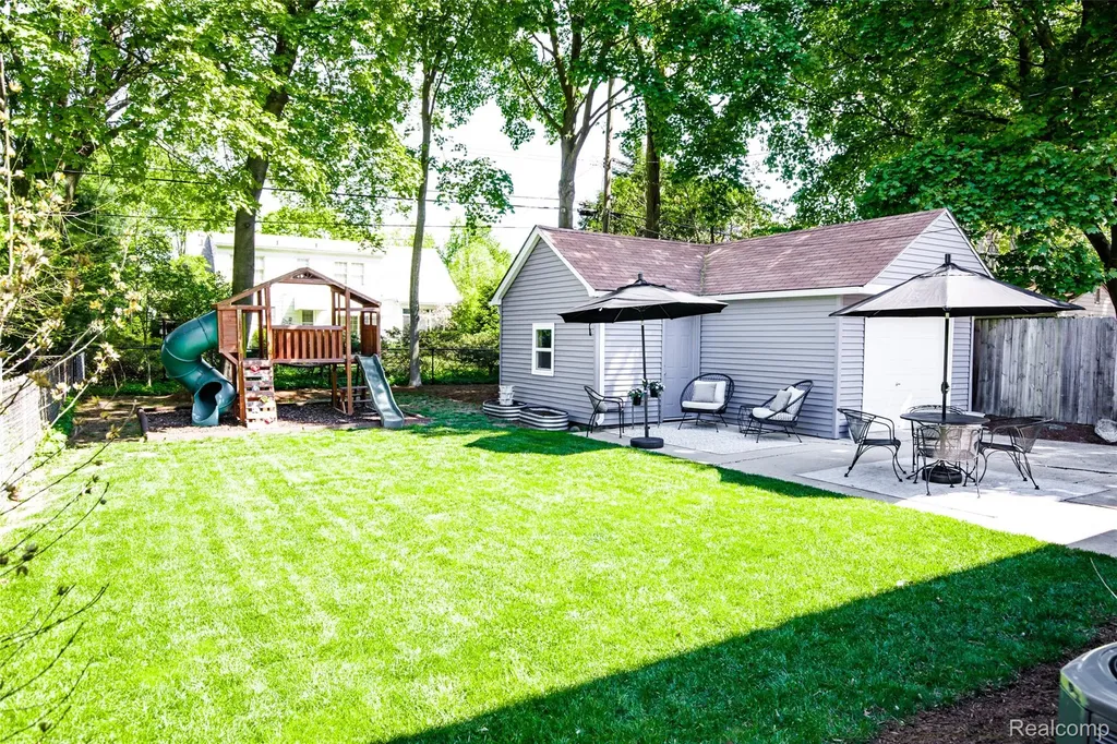 323 Maywood Avenue Rochester City MI 48307