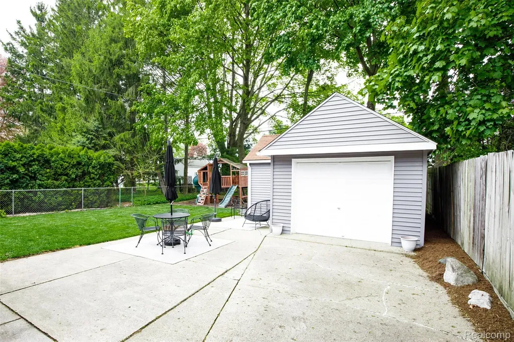 323 Maywood Avenue Rochester City MI 48307
