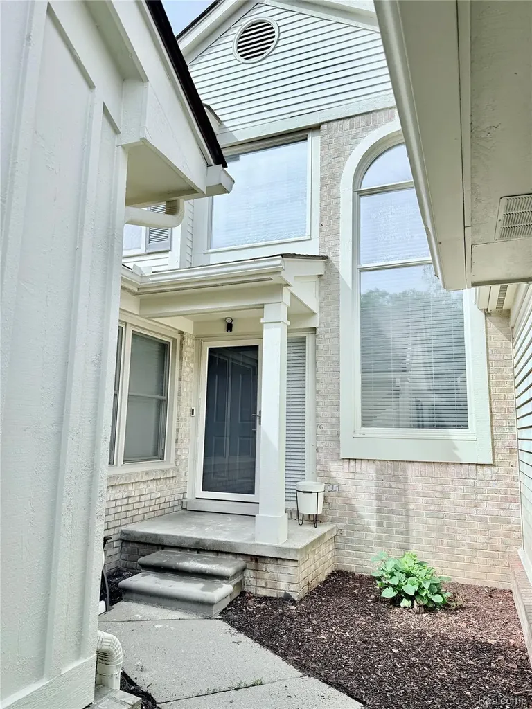 7288 Simsbury Dr. Drive West Bloomfield Charter Township MI 48322