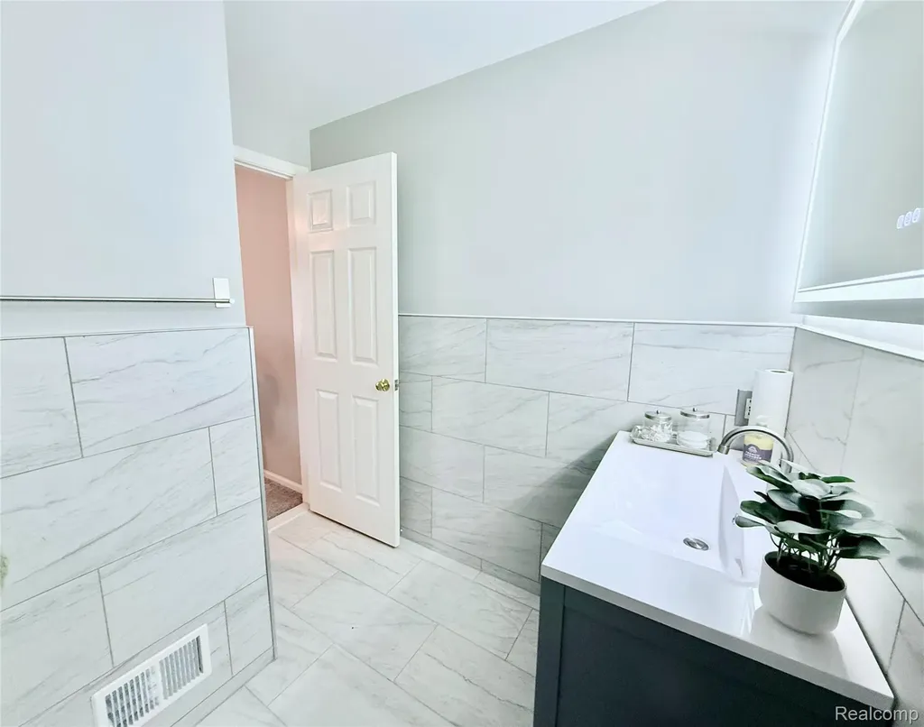 7288 Simsbury Dr. Drive West Bloomfield Charter Township MI 48322