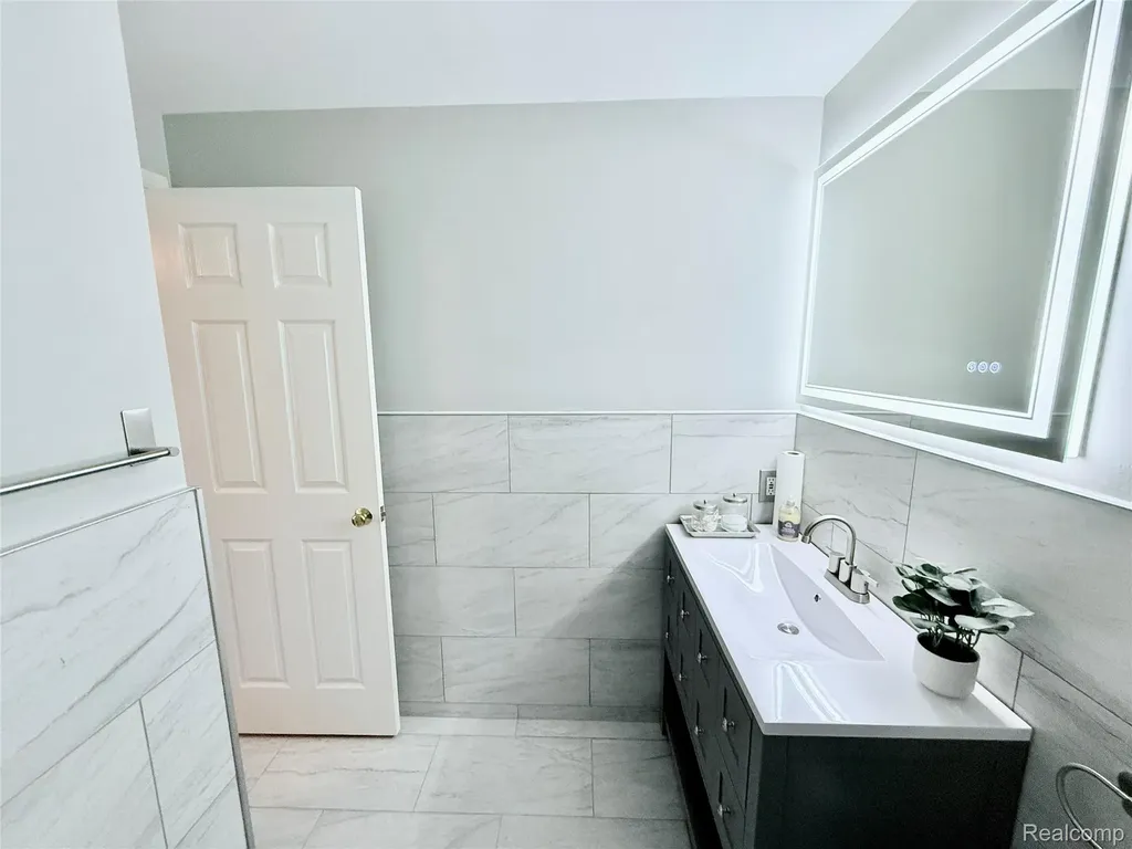 7288 Simsbury Dr. Drive West Bloomfield Charter Township MI 48322