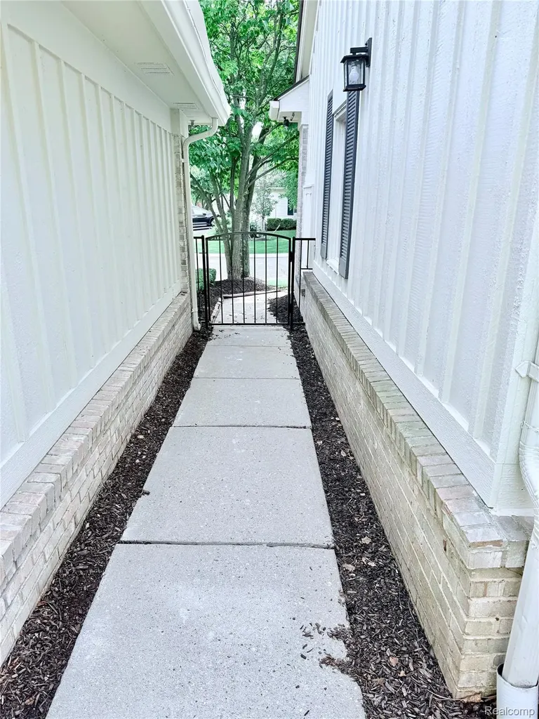 7288 Simsbury Dr. Drive West Bloomfield Charter Township MI 48322