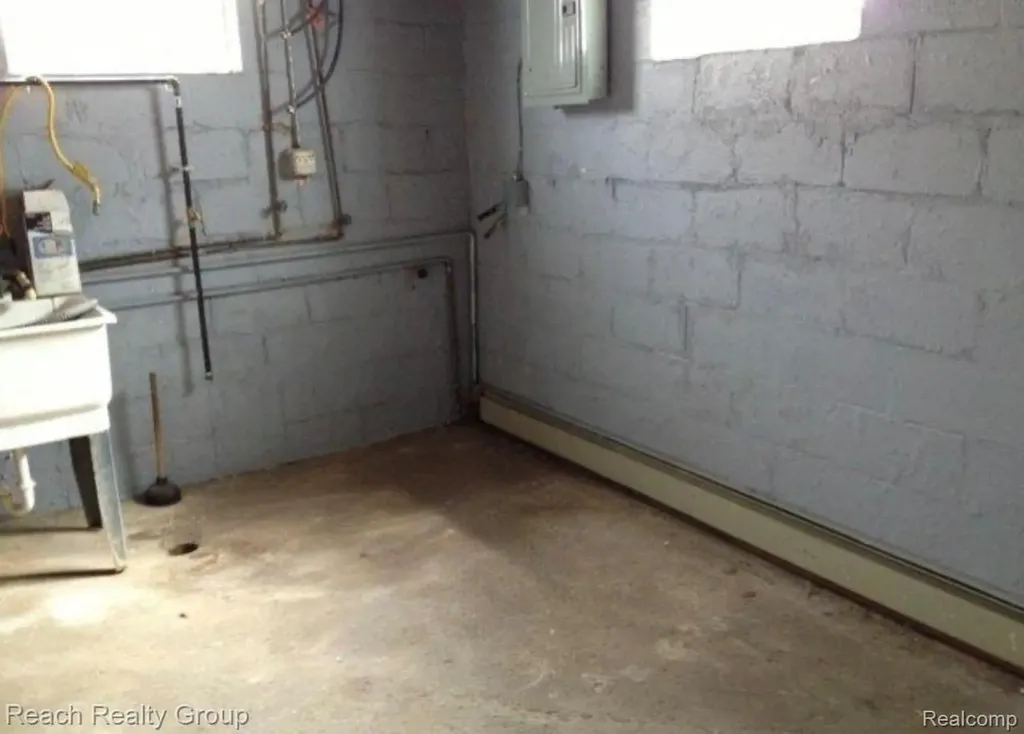 20010 Voiland Street Roseville City MI 48066