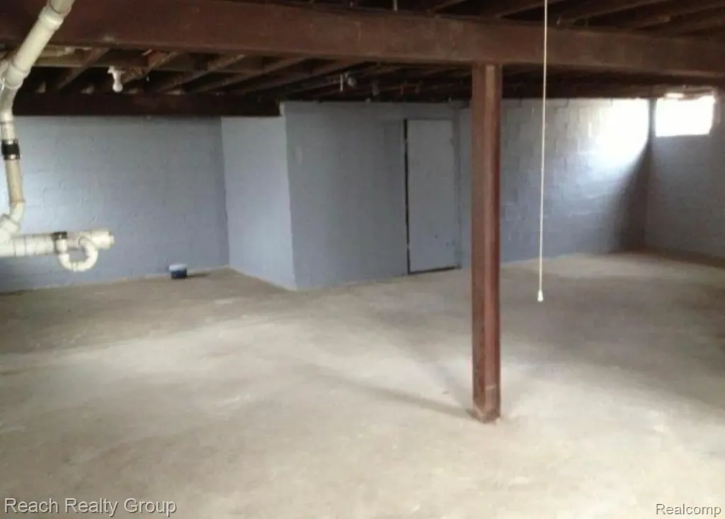 20010 Voiland Street Roseville City MI 48066