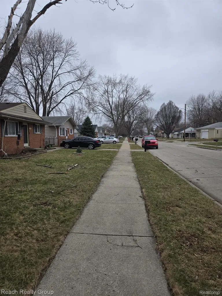 20010 Voiland Street Roseville City MI 48066