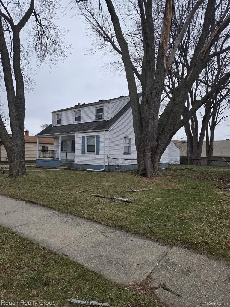 20010 Voiland Street Roseville City MI 48066