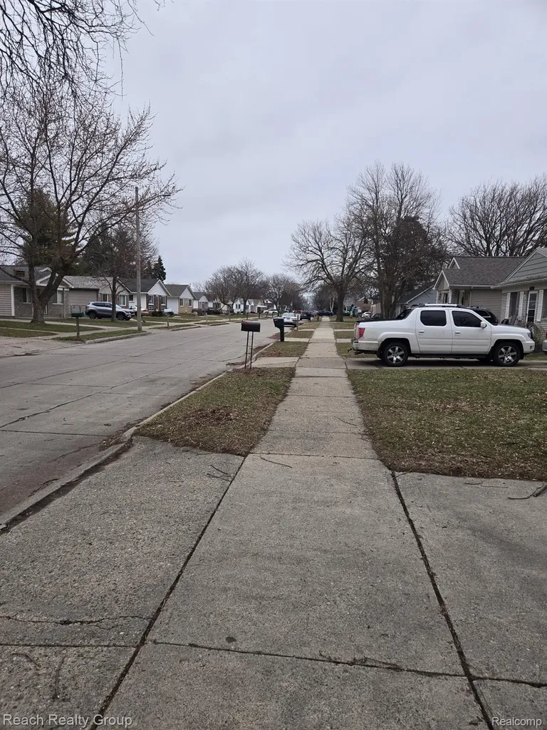 20010 Voiland Street Roseville City MI 48066