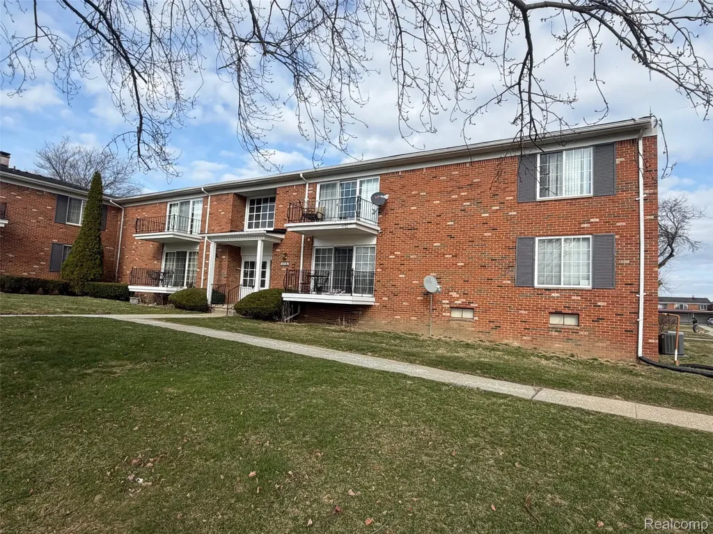 454 Fox Hills Drive N Bloomfield Hills City MI 48304