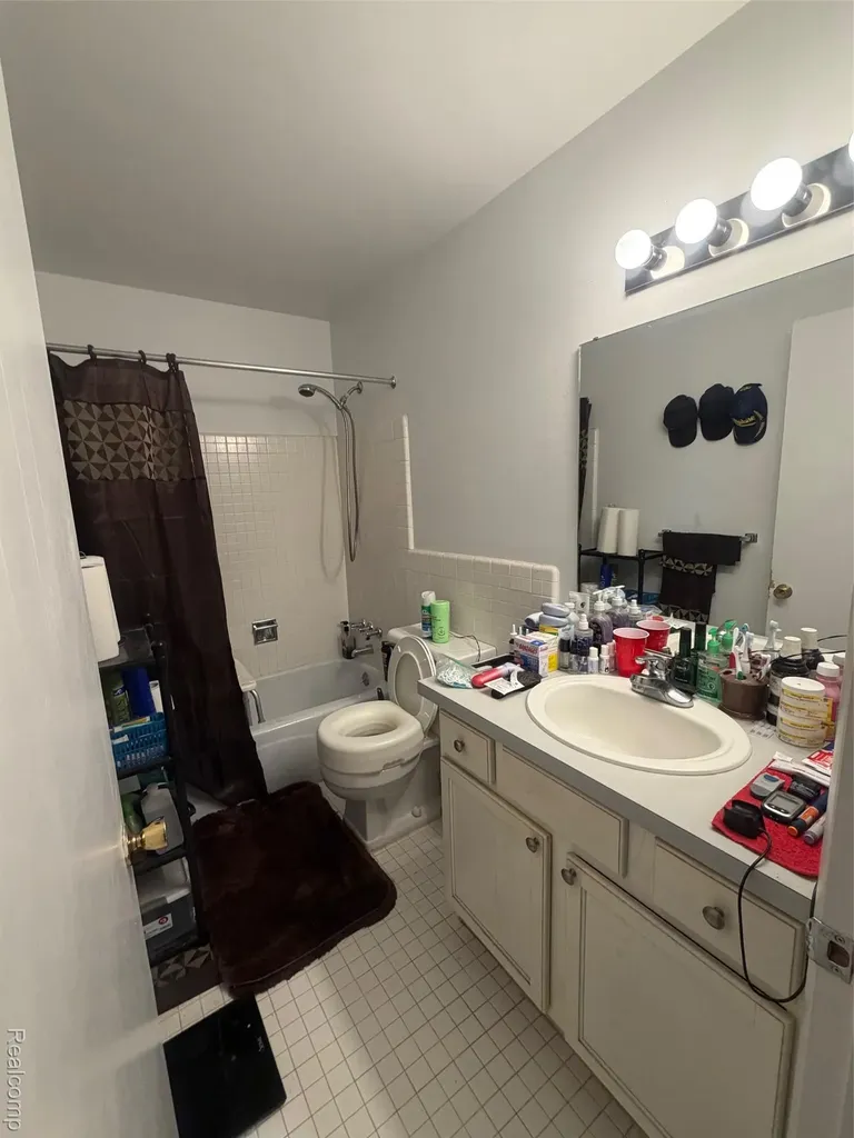 454 Fox Hills Drive N Bloomfield Hills City MI 48304