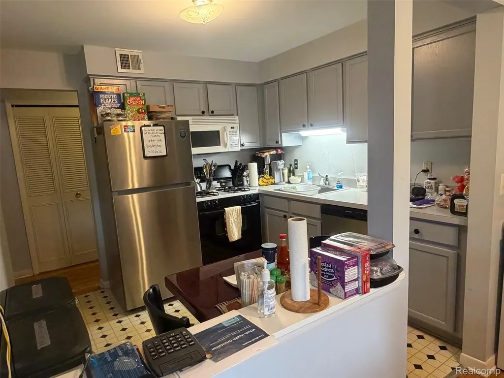 454 Fox Hills Drive N Bloomfield Hills City MI 48304