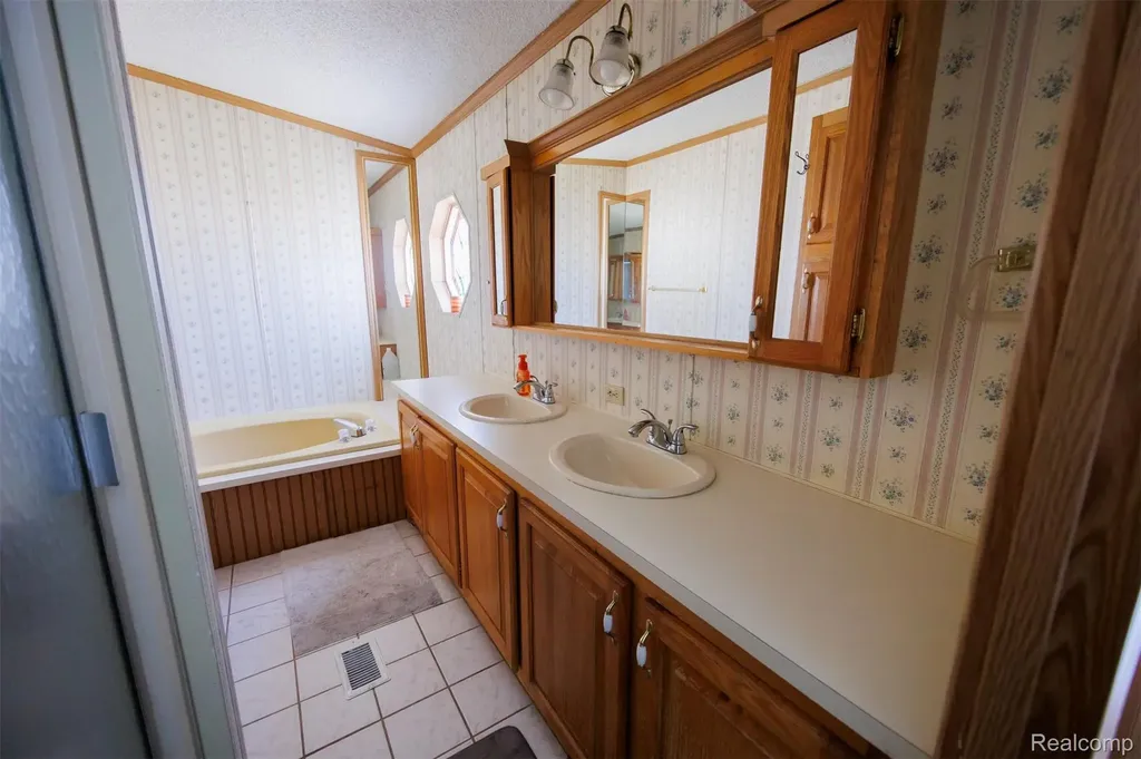 8016 Harbour Drive Ira Township MI 48023