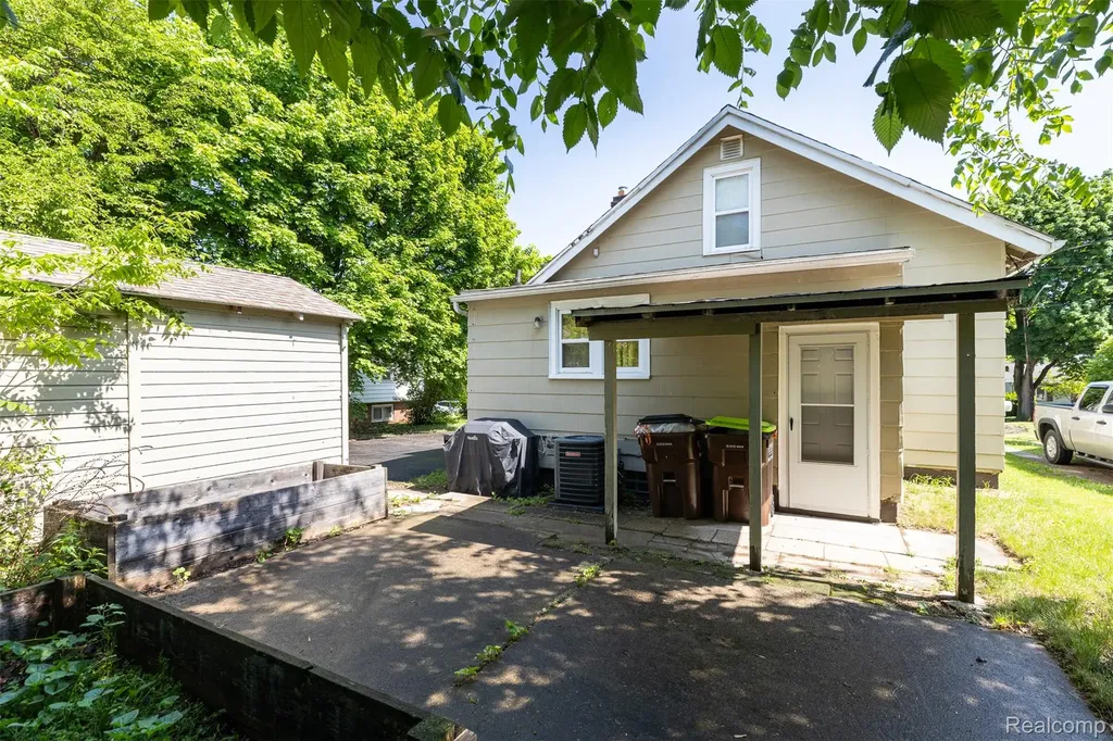 315 Brain Avenue Belleville City MI 48111