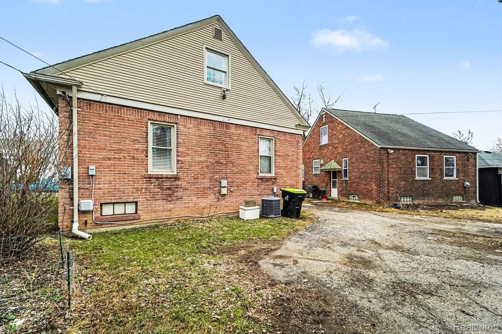 39 Neome Drive Pontiac City MI 48341