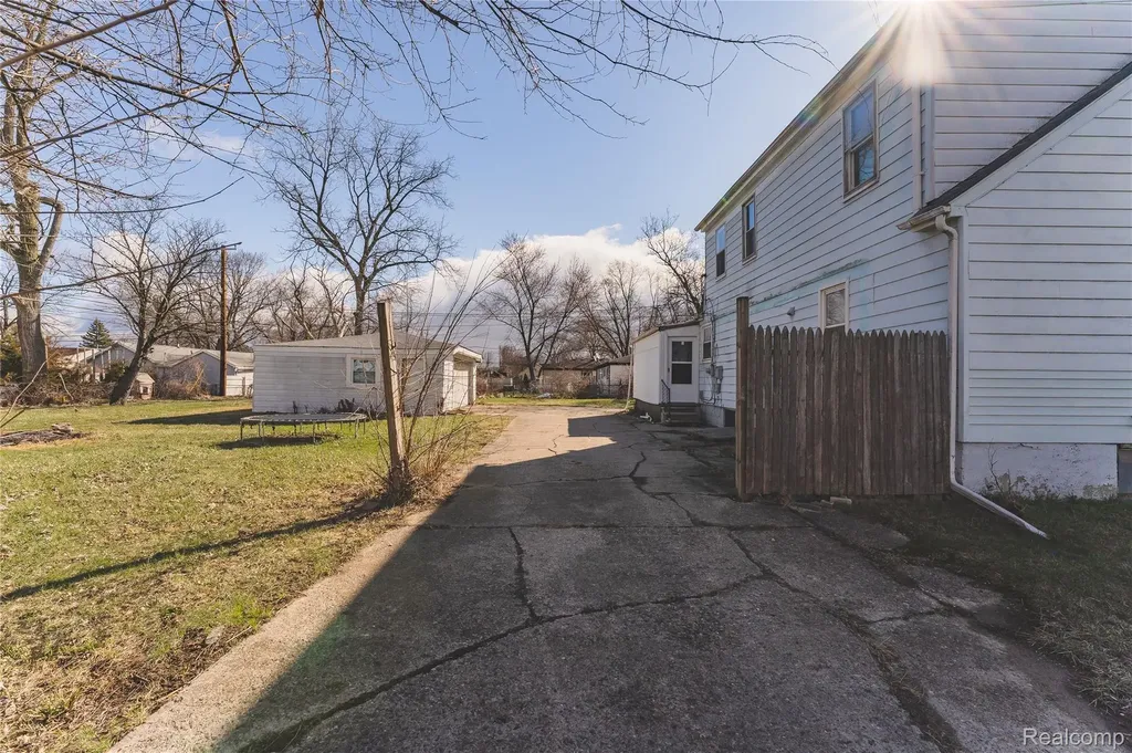 31756 Palmer Road Westland City MI 48186