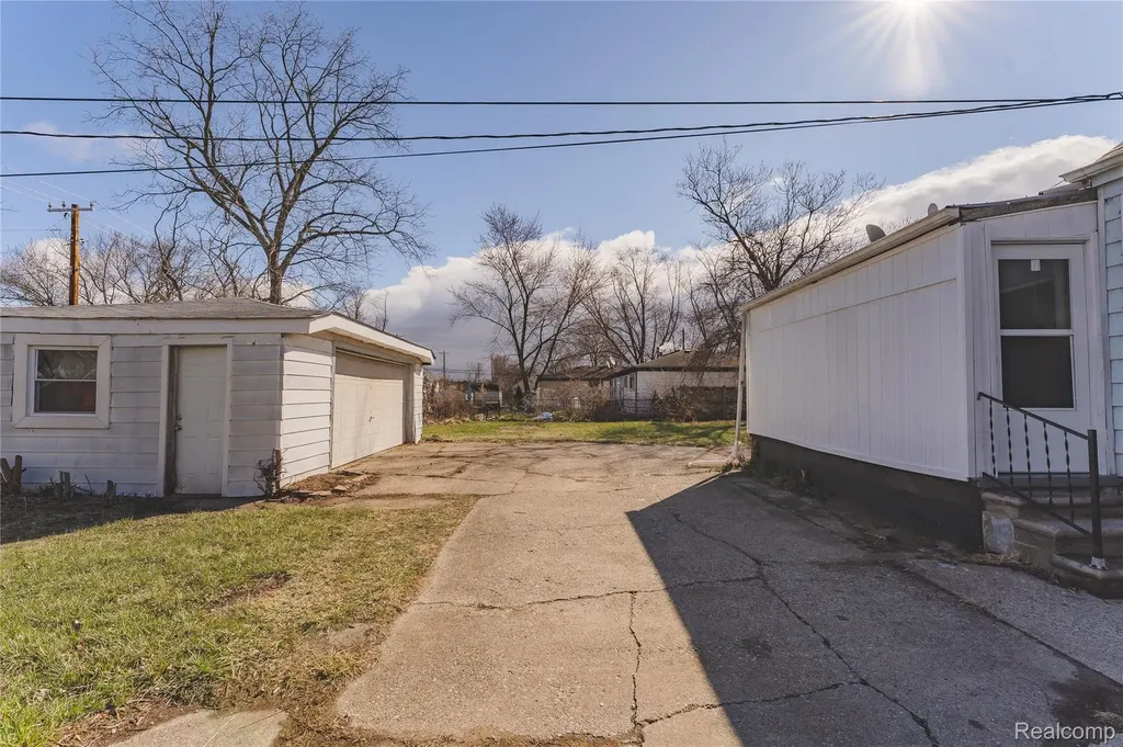 31756 Palmer Road Westland City MI 48186