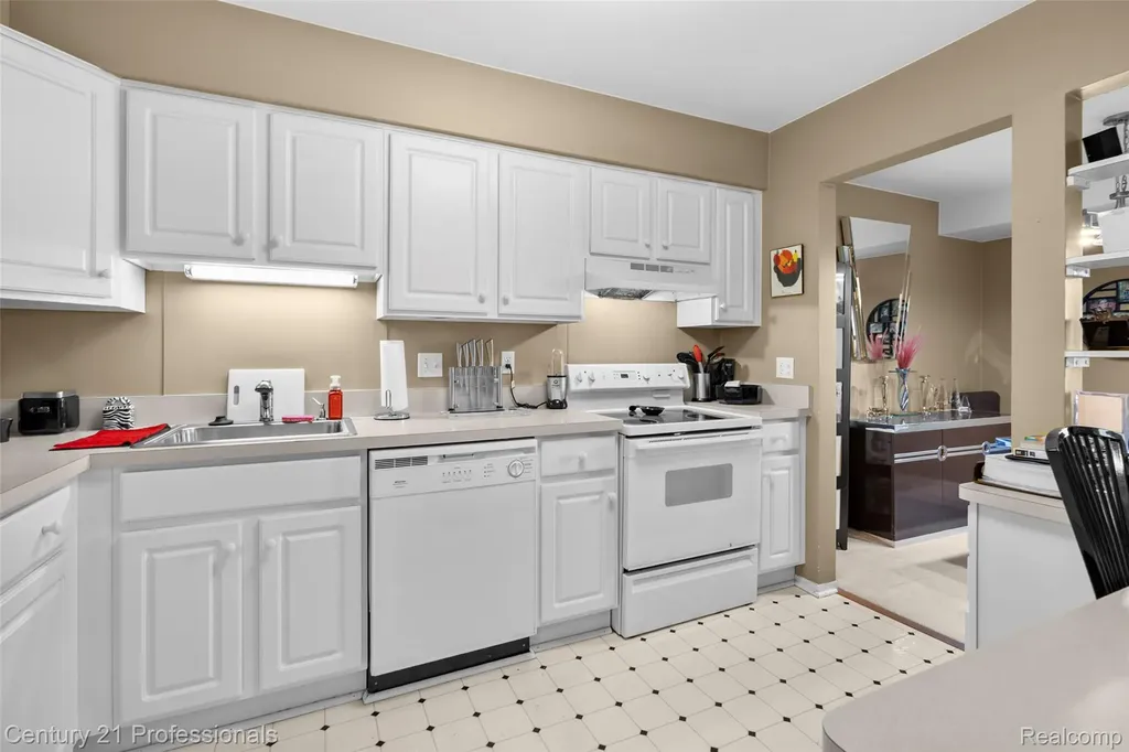 30515 W 14 Mile Road Farmington Hills City MI 48334
