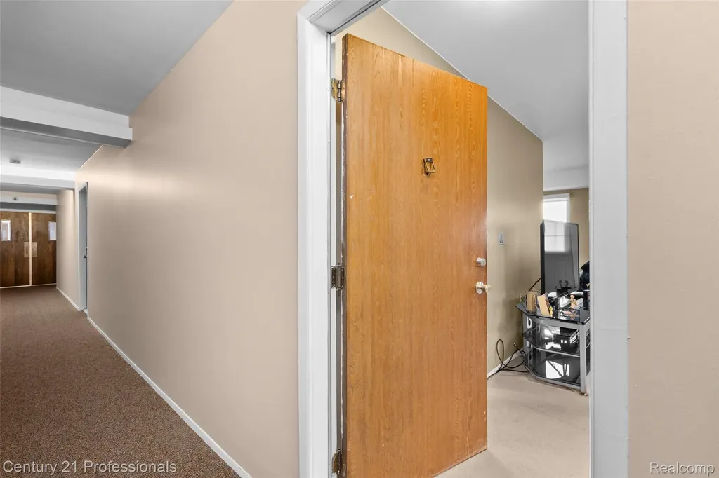 30515 W 14 Mile Road Farmington Hills City MI 48334