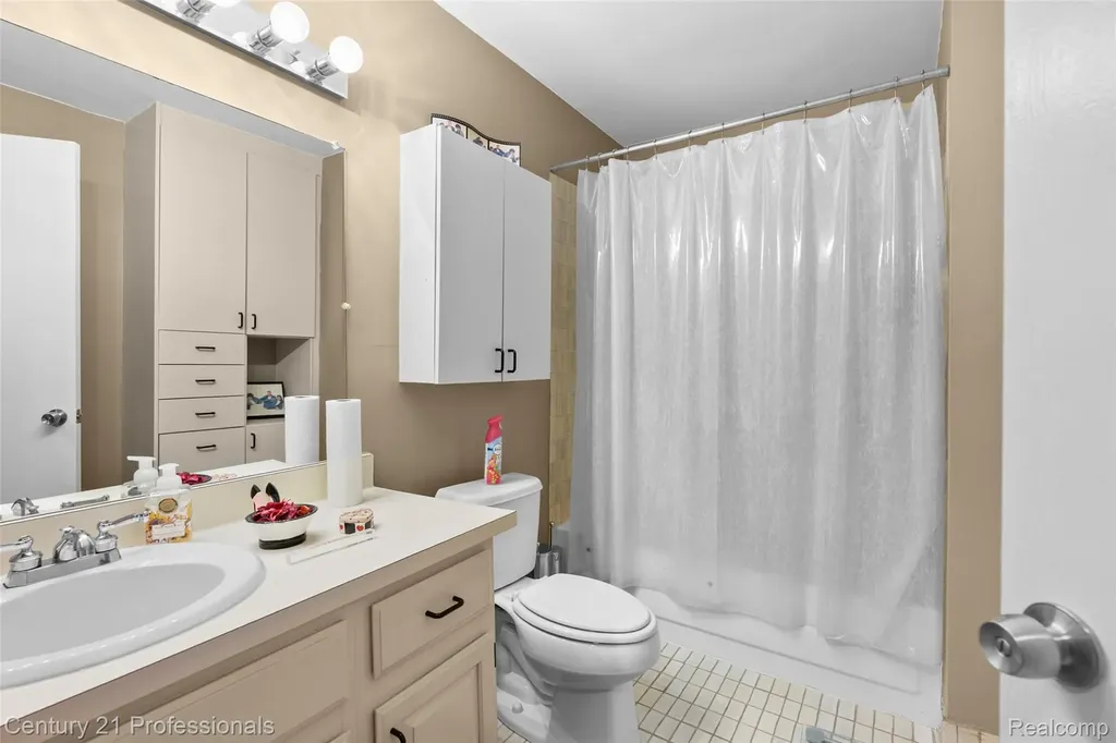 30515 W 14 Mile Road Farmington Hills City MI 48334
