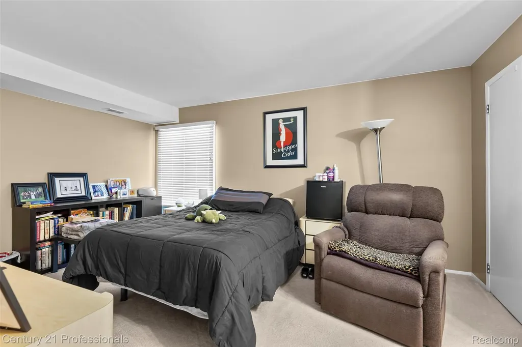 30515 W 14 Mile Road Farmington Hills City MI 48334