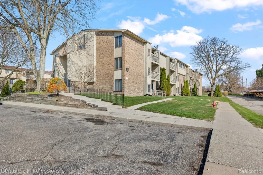 30515 W 14 Mile Road Farmington Hills City MI 48334