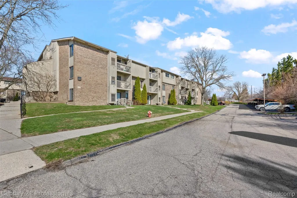 30515 W 14 Mile Road Farmington Hills City MI 48334