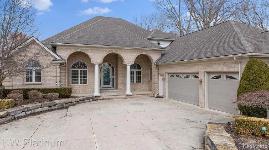 48877 Point Lakeview Drive Chesterfield Township MI 48047