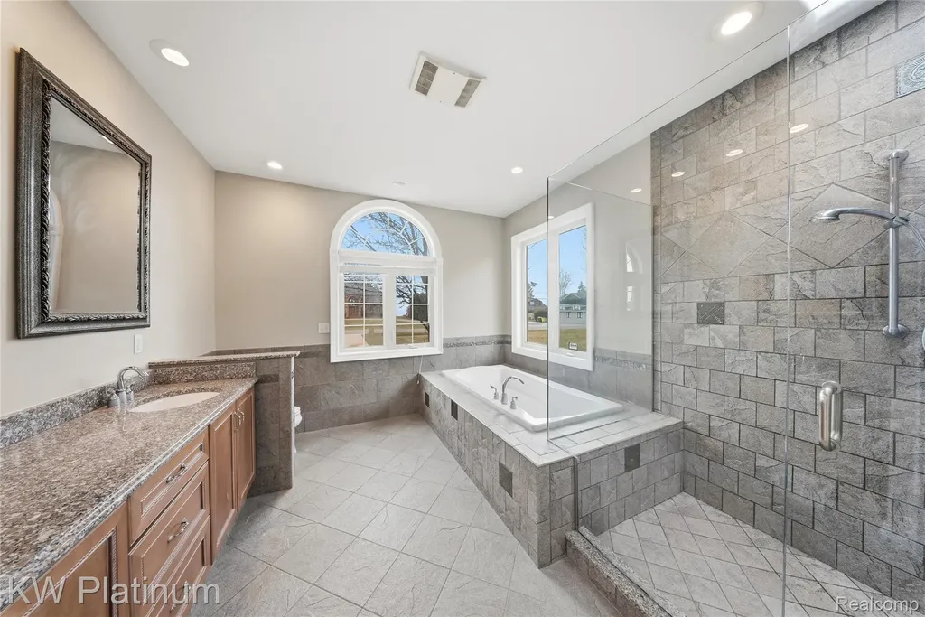 48877 Point Lakeview Drive Chesterfield Township MI 48047