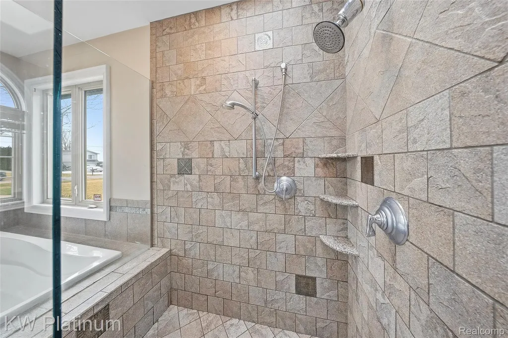 48877 Point Lakeview Drive Chesterfield Township MI 48047