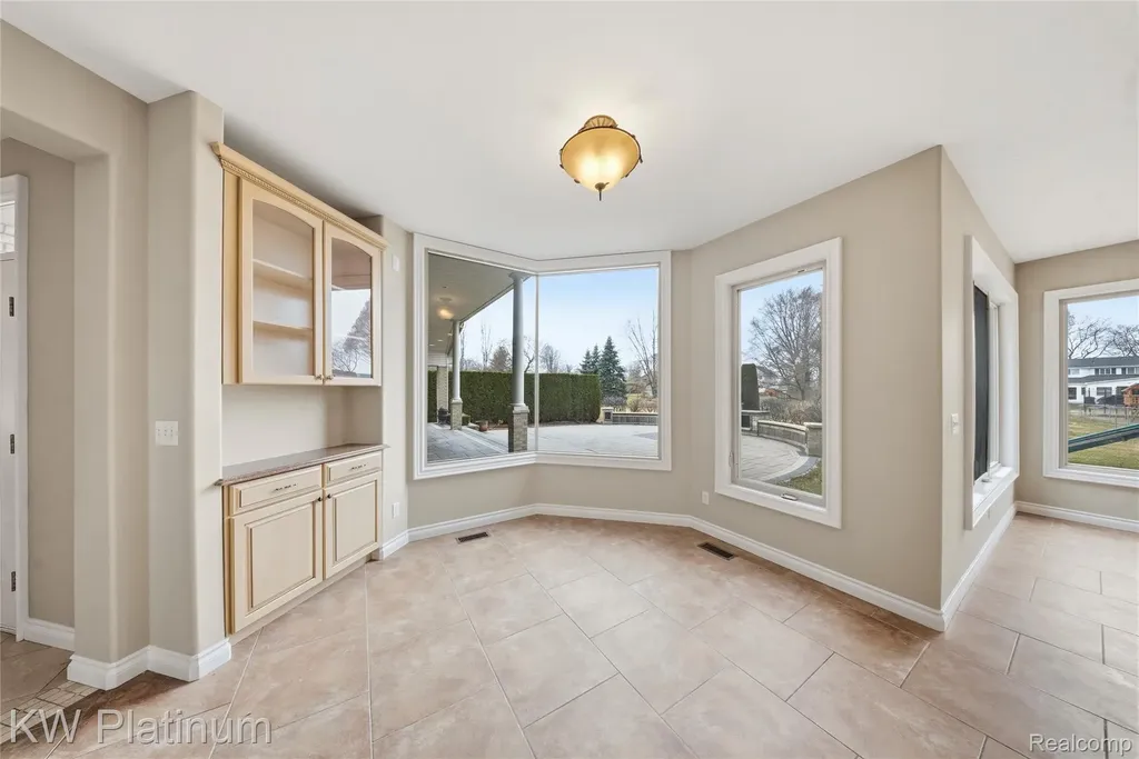 48877 Point Lakeview Drive Chesterfield Township MI 48047