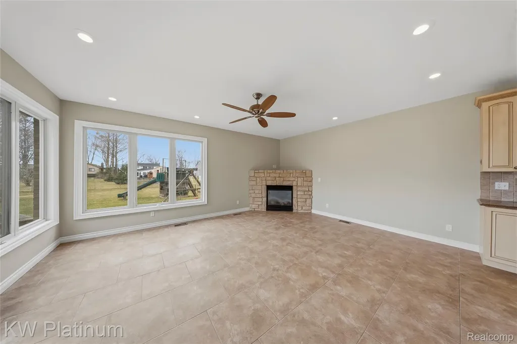 48877 Point Lakeview Drive Chesterfield Township MI 48047