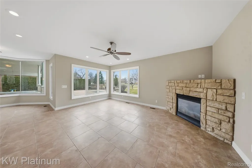 48877 Point Lakeview Drive Chesterfield Township MI 48047