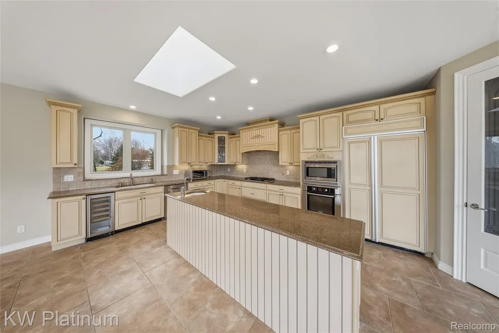 48877 Point Lakeview Drive Chesterfield Township MI 48047