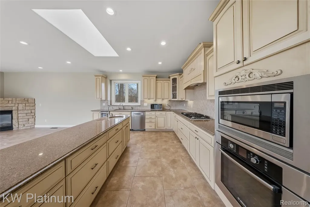 48877 Point Lakeview Drive Chesterfield Township MI 48047