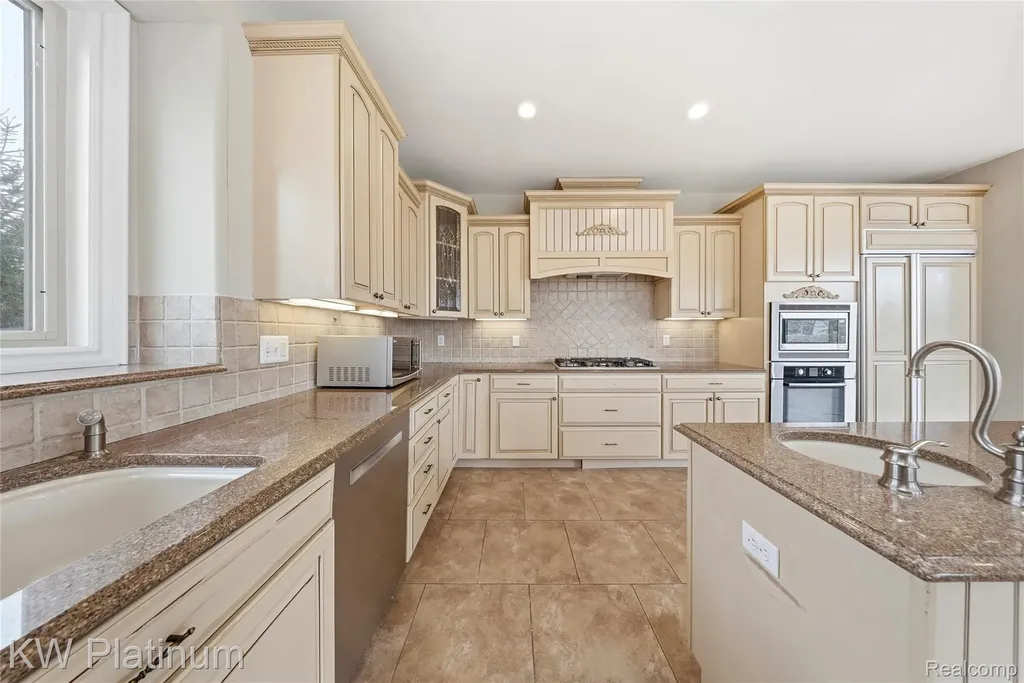 48877 Point Lakeview Drive Chesterfield Township MI 48047