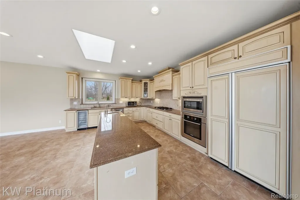 48877 Point Lakeview Drive Chesterfield Township MI 48047