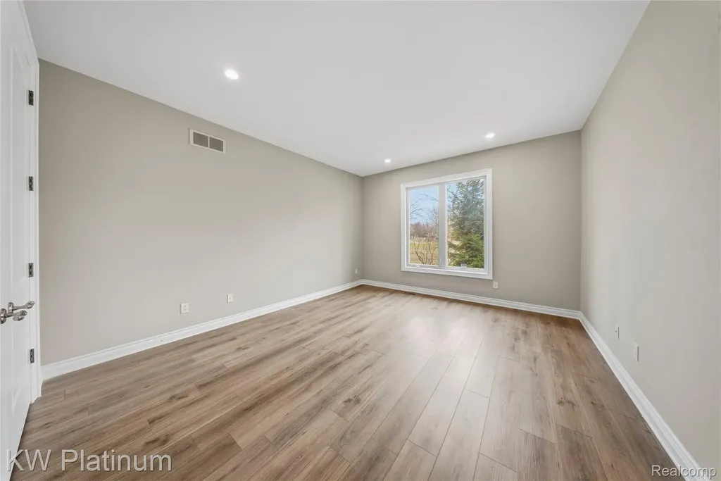 48877 Point Lakeview Drive Chesterfield Township MI 48047