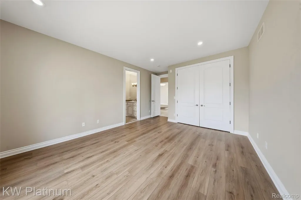 48877 Point Lakeview Drive Chesterfield Township MI 48047