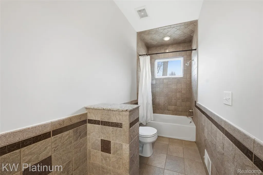48877 Point Lakeview Drive Chesterfield Township MI 48047