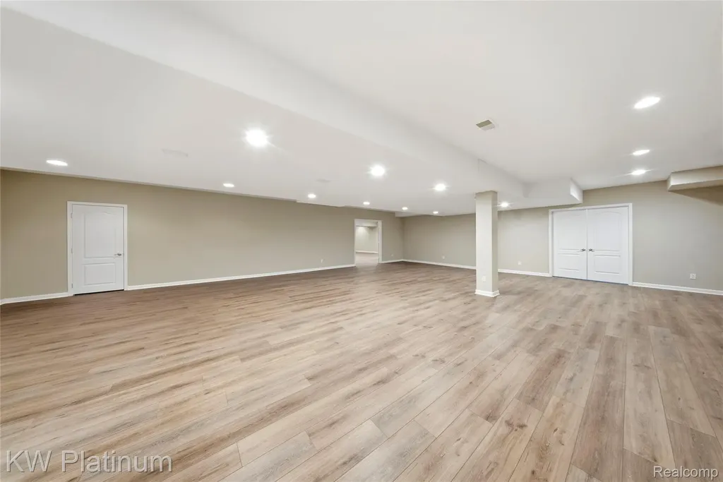 48877 Point Lakeview Drive Chesterfield Township MI 48047