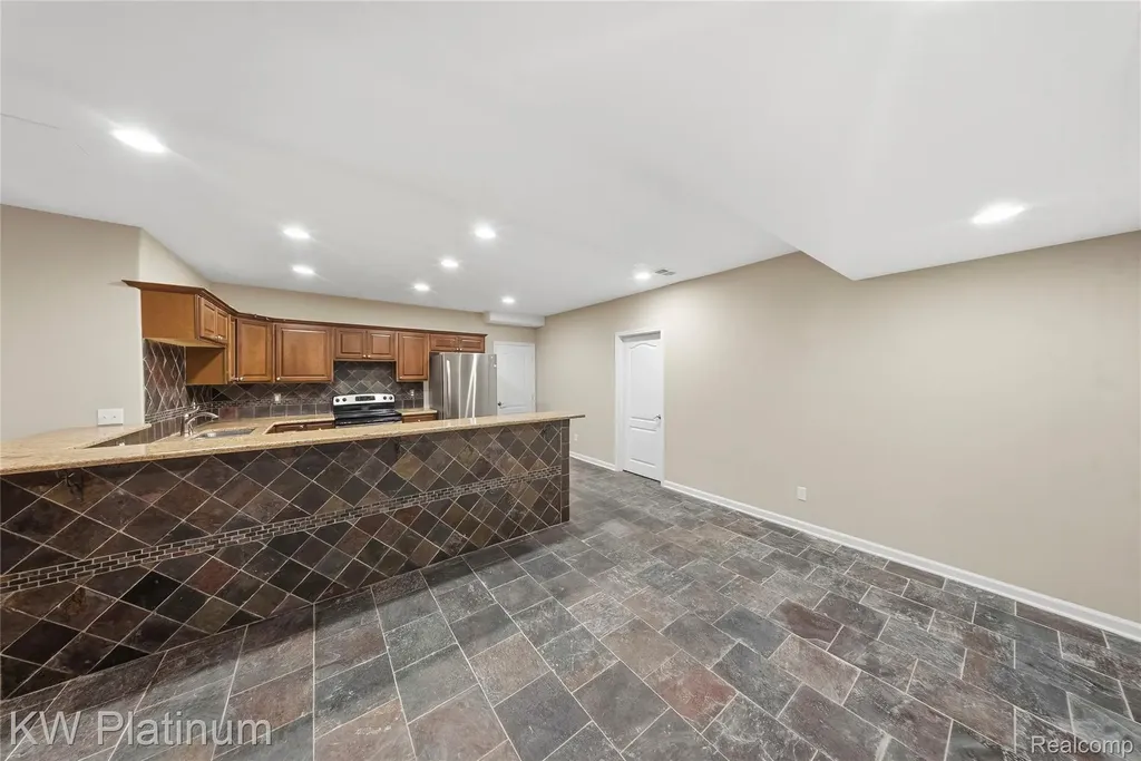 48877 Point Lakeview Drive Chesterfield Township MI 48047