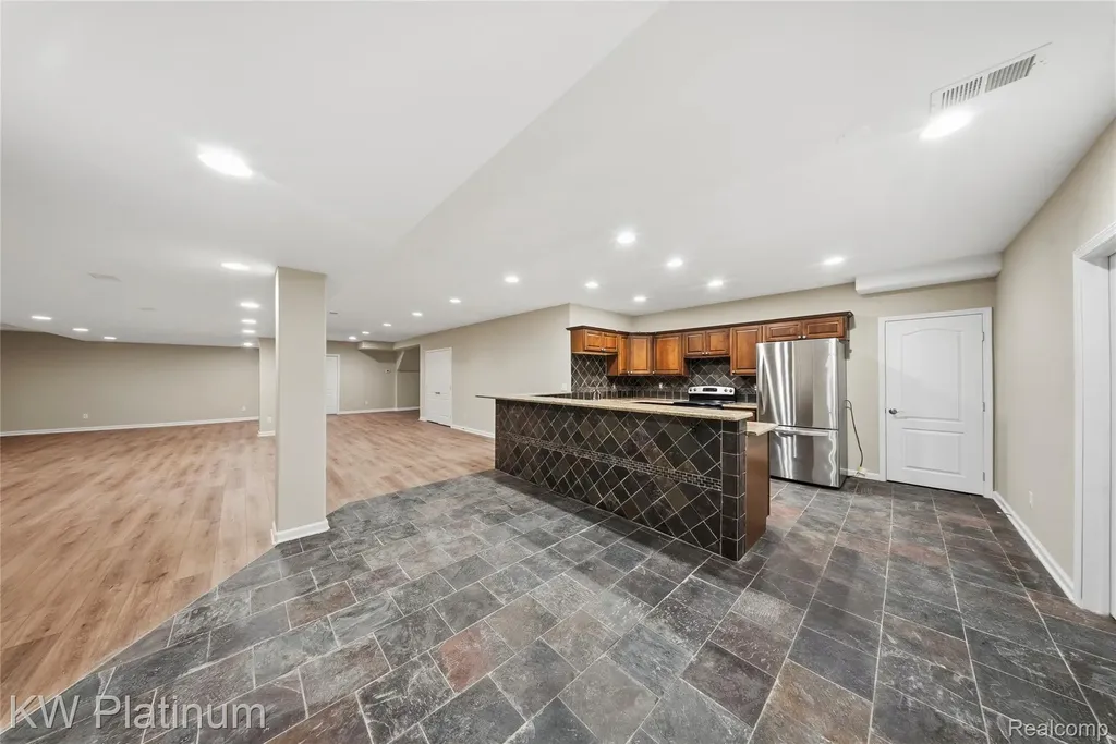48877 Point Lakeview Drive Chesterfield Township MI 48047