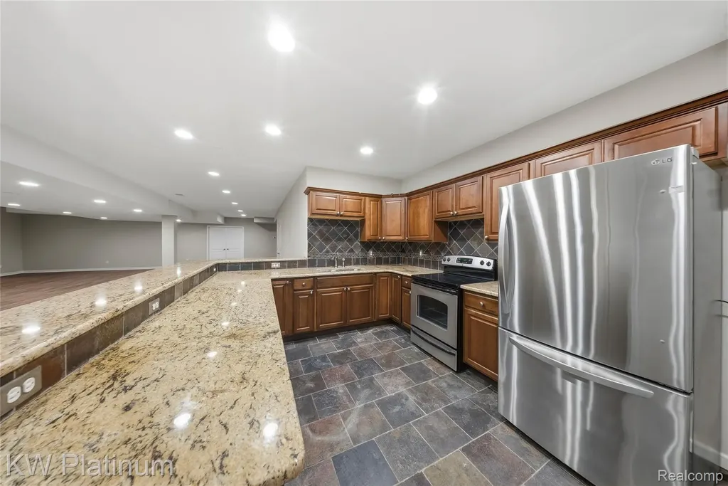 48877 Point Lakeview Drive Chesterfield Township MI 48047