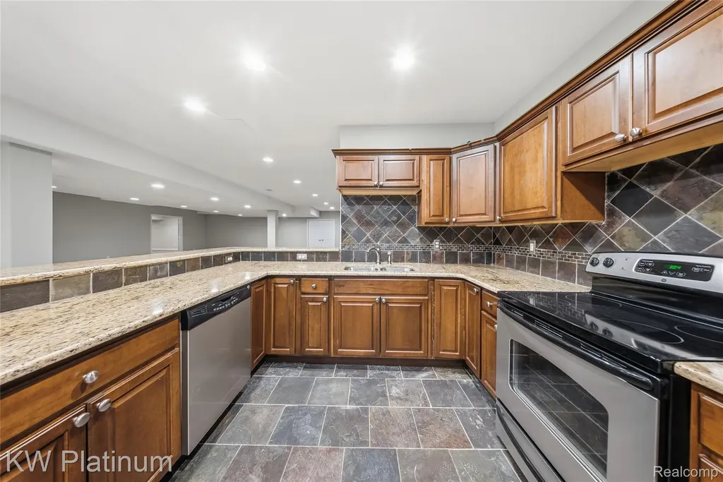 48877 Point Lakeview Drive Chesterfield Township MI 48047