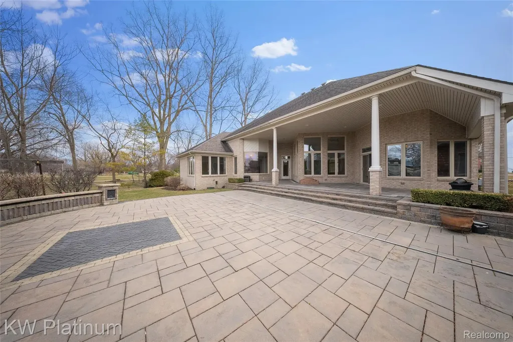 48877 Point Lakeview Drive Chesterfield Township MI 48047