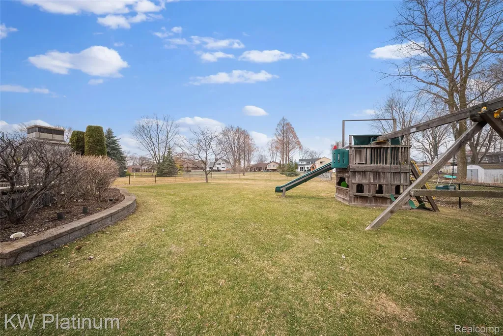 48877 Point Lakeview Drive Chesterfield Township MI 48047