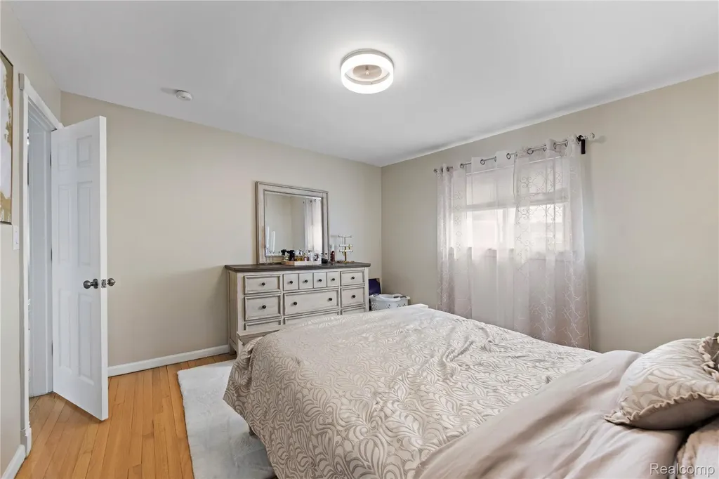 4692 Mckinley Street Dearborn Heights City MI 48125