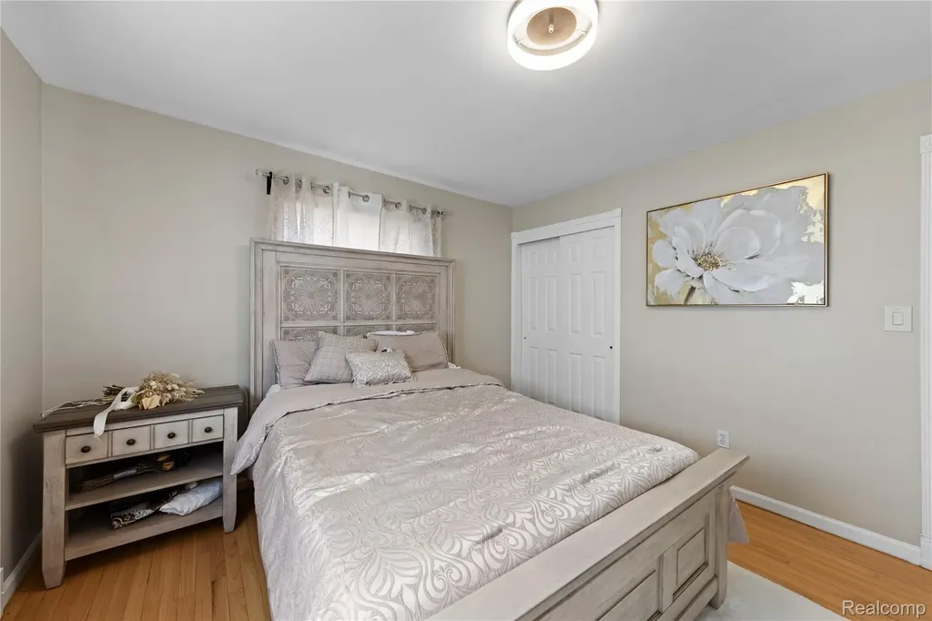 4692 Mckinley Street Dearborn Heights City MI 48125