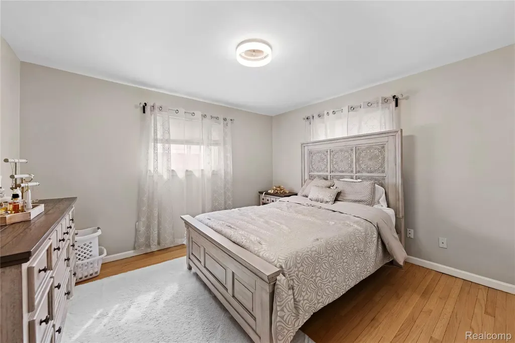 4692 Mckinley Street Dearborn Heights City MI 48125