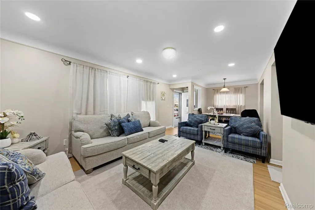 4692 Mckinley Street Dearborn Heights City MI 48125