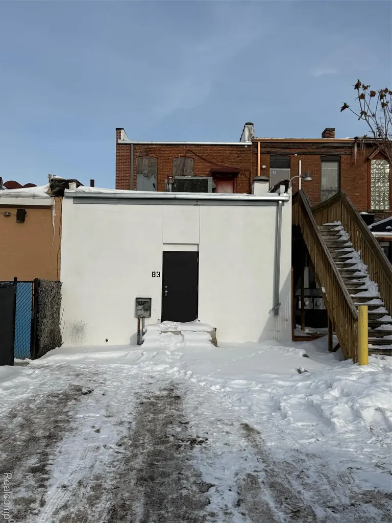 83 N Saginaw Street Pontiac City MI 48342